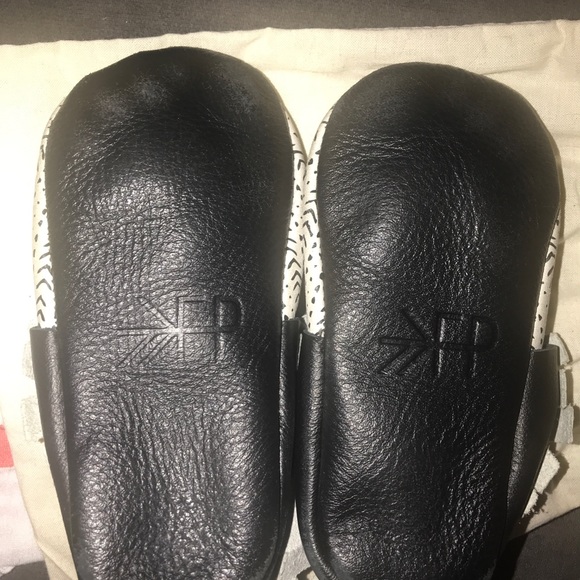 Freshly Picked size 7 moccasins - Picture 2 of 2